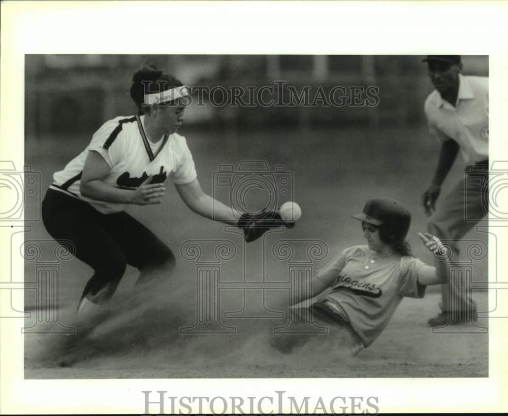 1993 Press Photo Baseball - Higgins no. 35 Michelle Nocito during second inning - Historic Images
