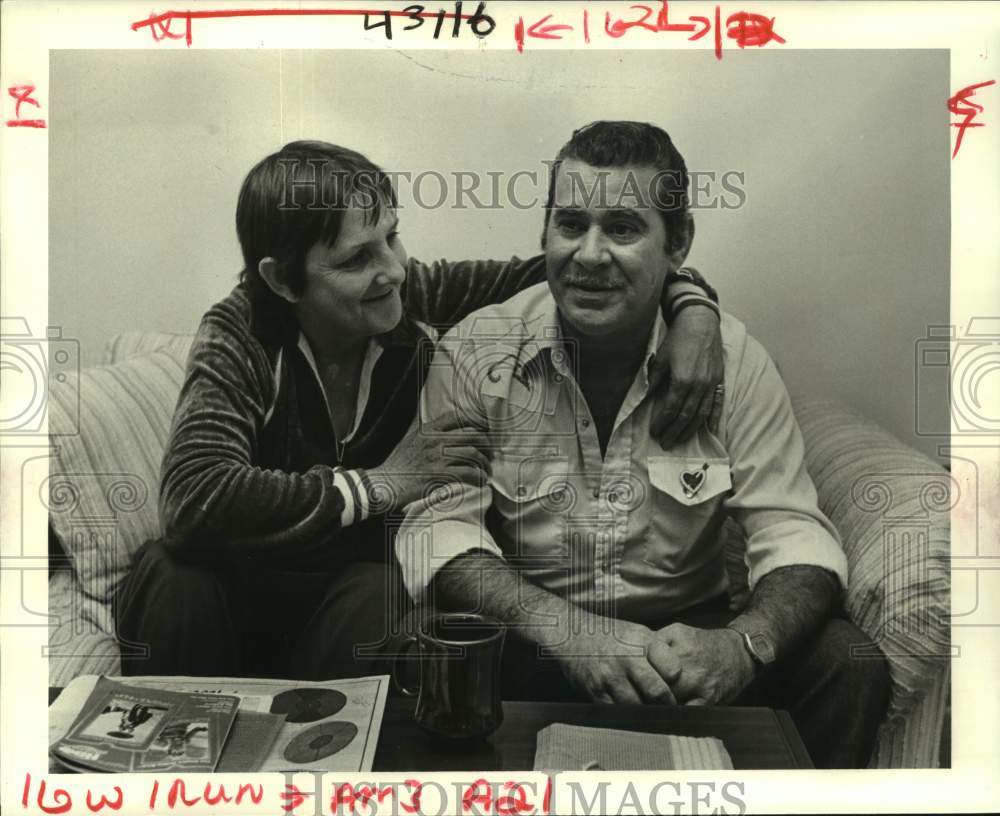 1986 Press Photo Heart transplant patient Arthur Landry chats with wife Diane - Historic Images