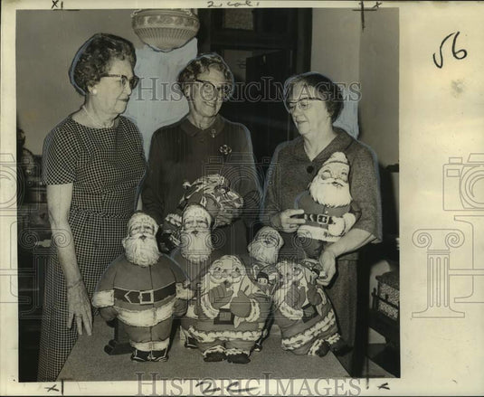 1966 Press Photo St. Bernard Salon of the 8 & 40 is giving Santa Claus away.- Historic Images