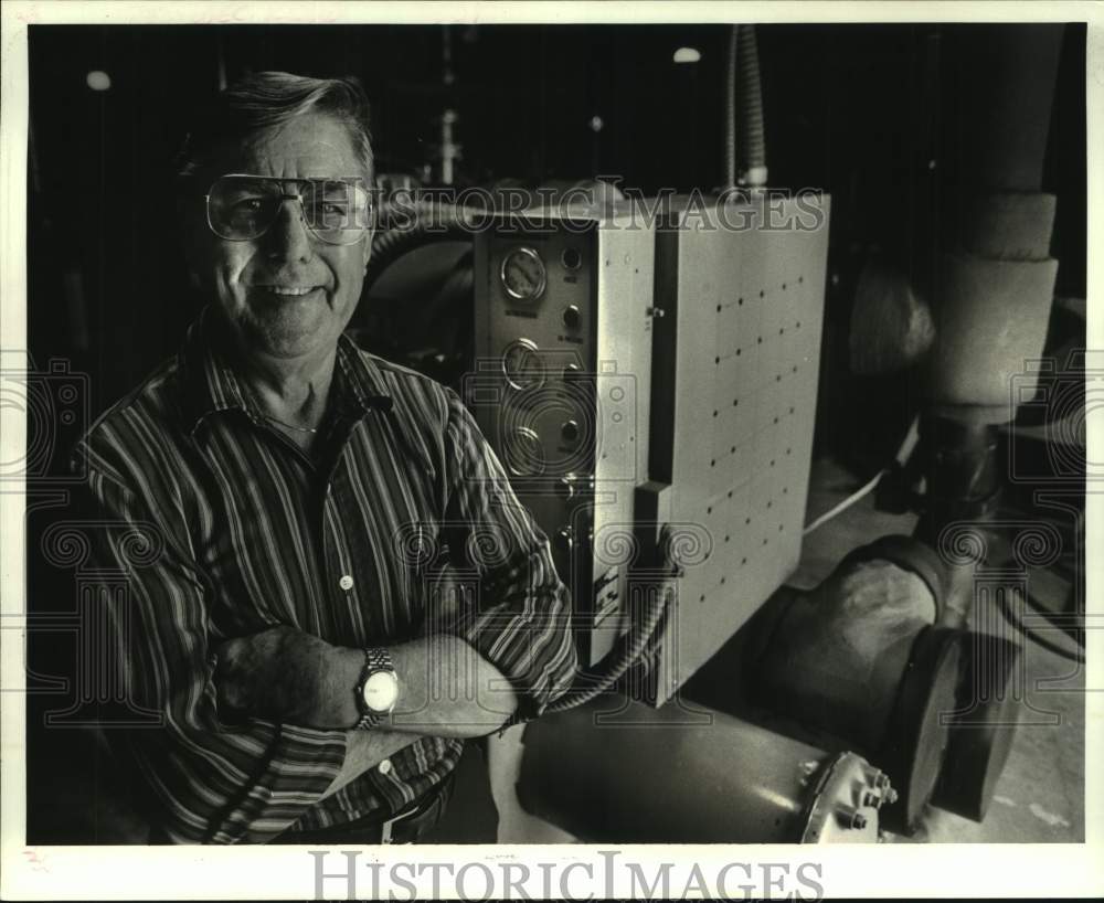 1988 Press Photo Wilbert Langlois is engineer of School Administration building. - Historic Images