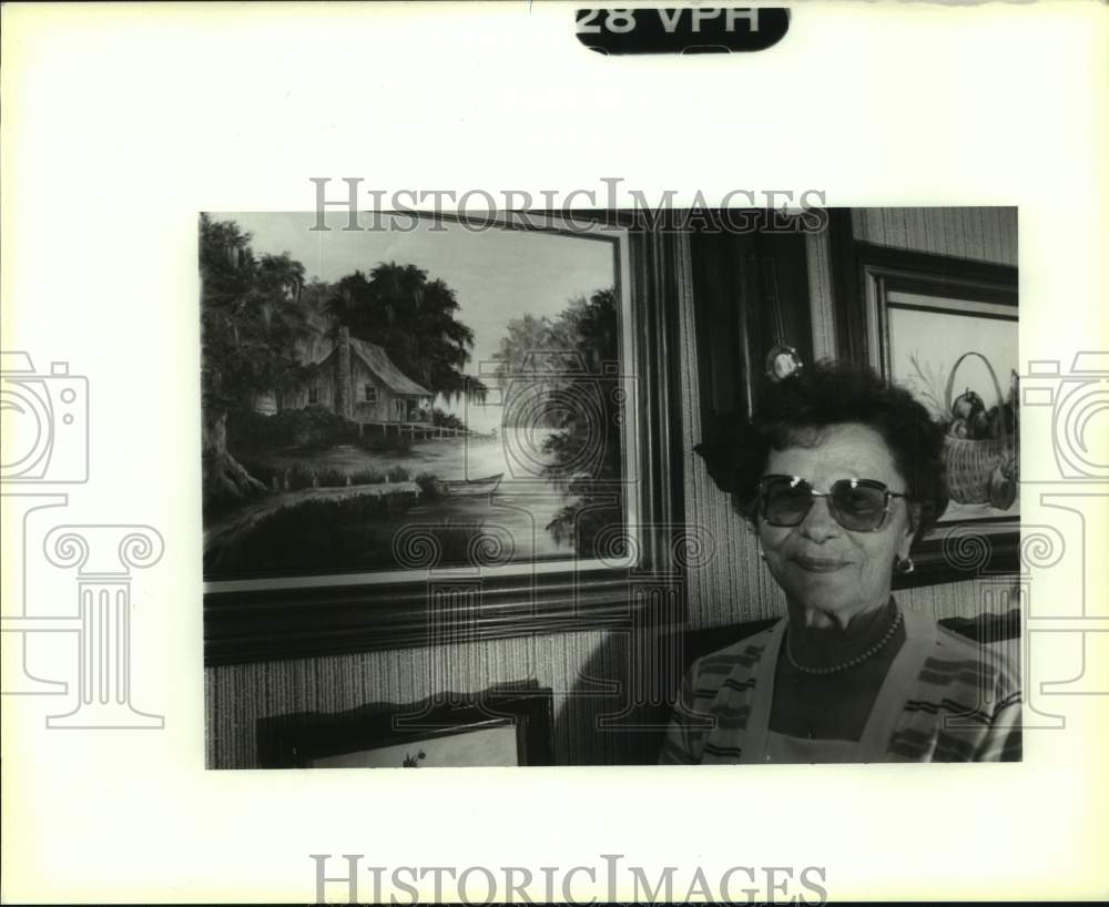 1992 Press Photo Margie Larsen with her painting of Bayou scene - Historic Images