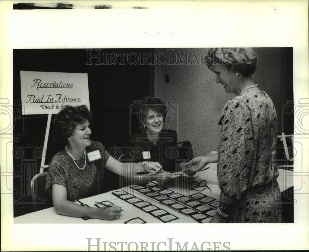 1989 Press Photo Nell Lanier, Nell Howcott, Evelyn de Laureal, YMCA luncheon - Historic Images