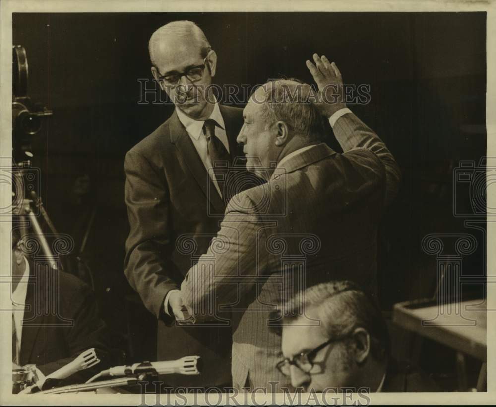 Press Photo Roger Suerat swears in Doctor John Langum during NOPSI Hearing - Historic Images