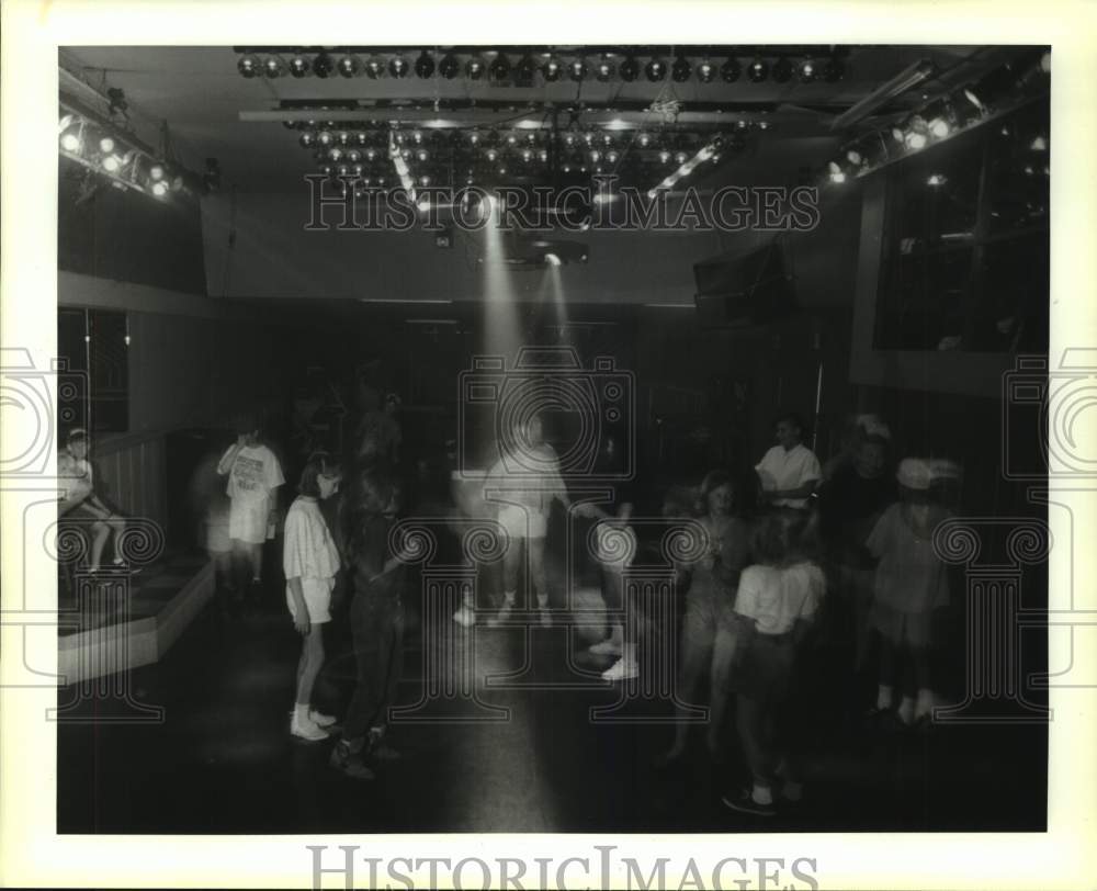 1992 Press Photo Children at The Club, a dance place on Paris Road - Historic Images