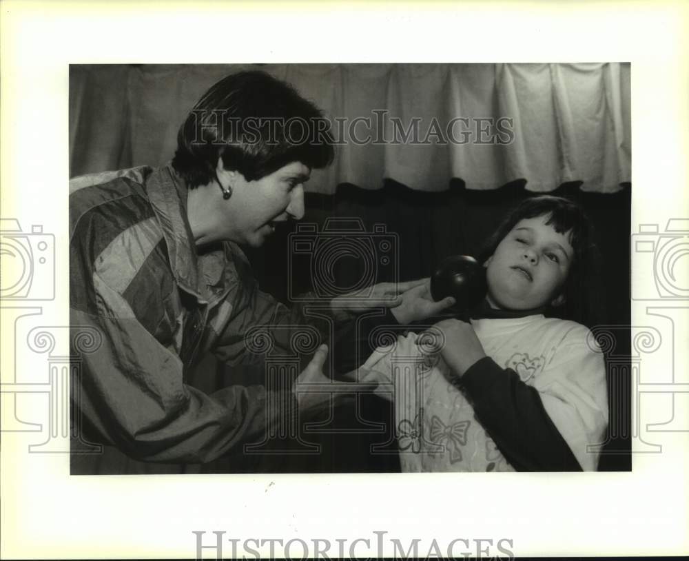 1993 Press Photo Linda Lecompte works with Juliette Swiler on throwing shotput - Historic Images