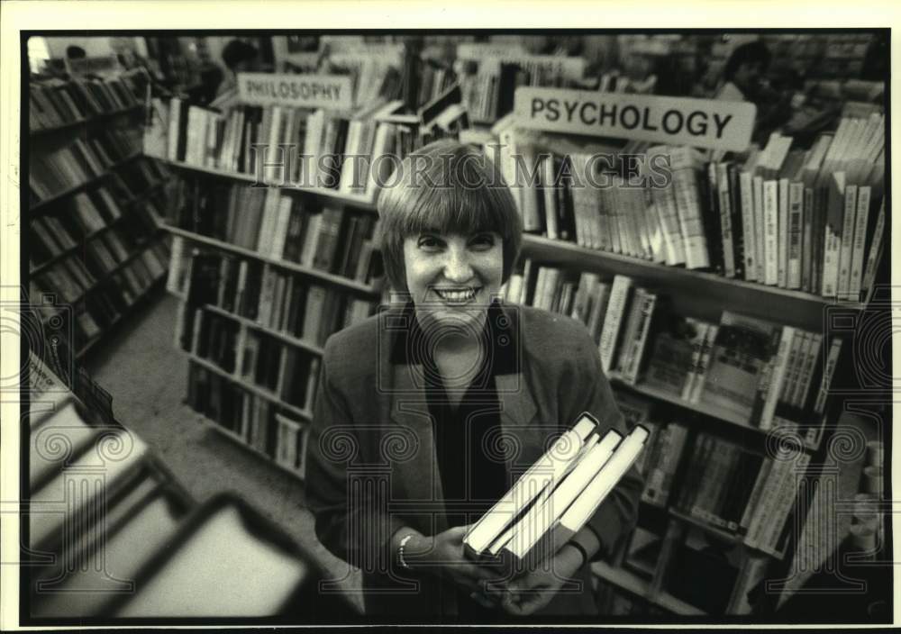 1987 Press Photo Susan Larson at a library - Historic Images