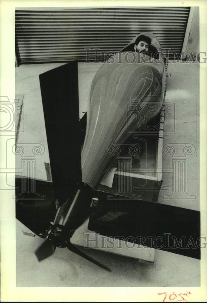 1998 Press Photo Jim Osse in a human-powered submarine to be entered in race. - Historic Images