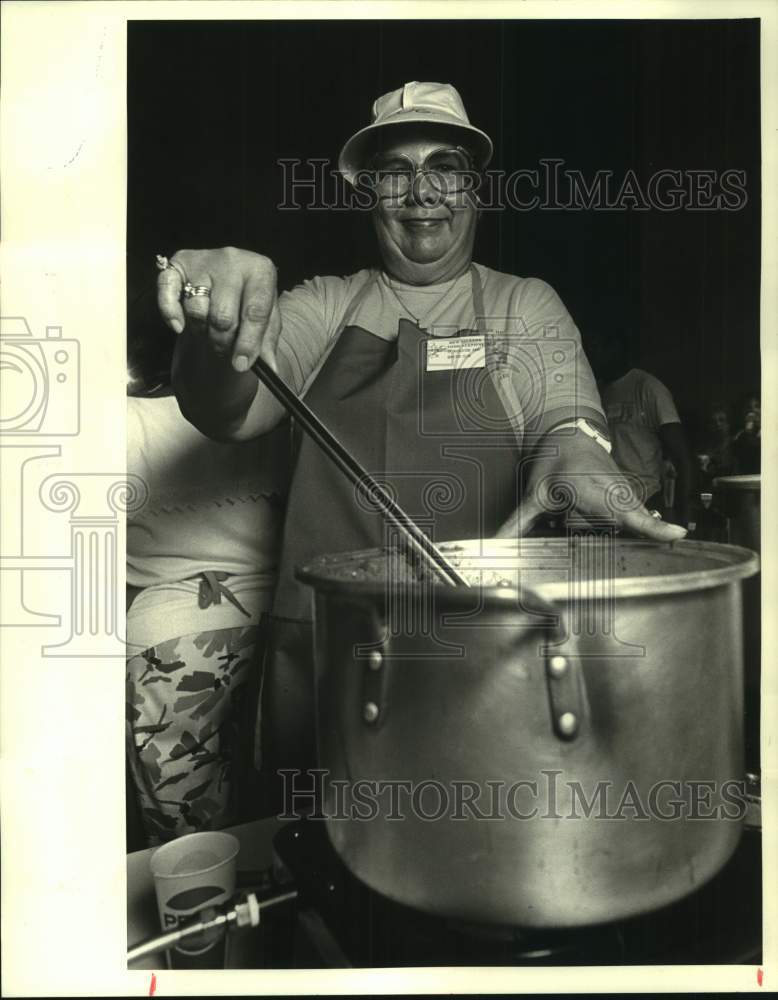 1986 Press Photo Zelida Lear stirs a giant pot of spaghetti sauce - Historic Images