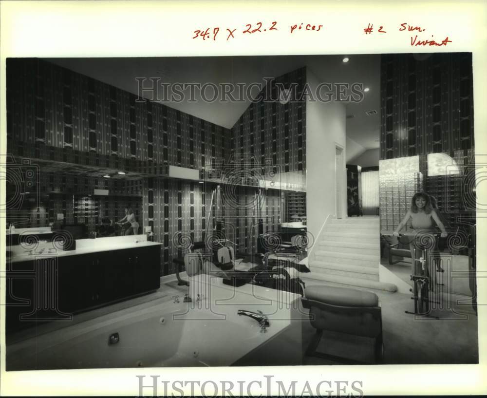 1990 Press Photo Susie Jones in the Jones&#39; Home Spa Room at 217,14th Street - Historic Images