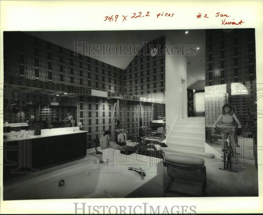 1990 Press Photo Susie Jones in the Jones' Home Spa Room at 217,14th Street - Historic Images