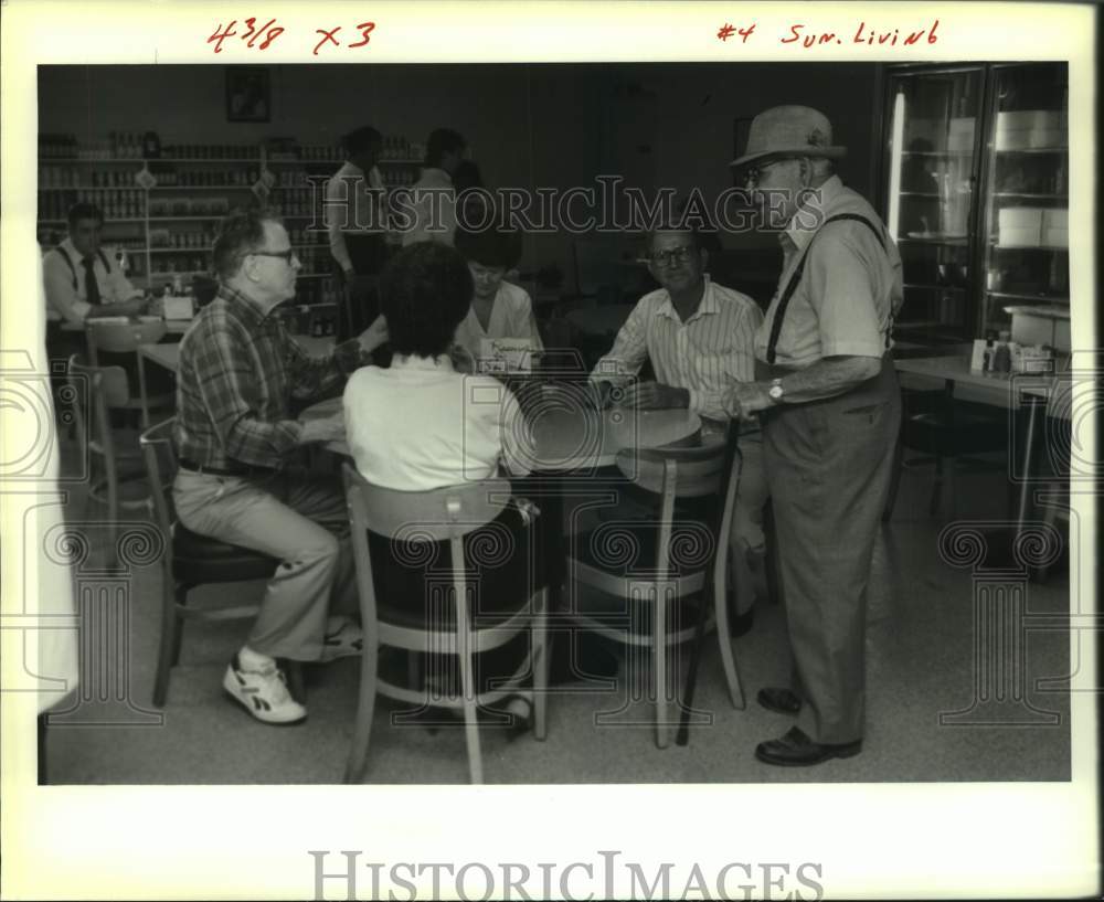 1989 Press Photo Lea Johnson, founder of Lea&#39;s Lunch Room in Lecompte, Louisiana - Historic Images