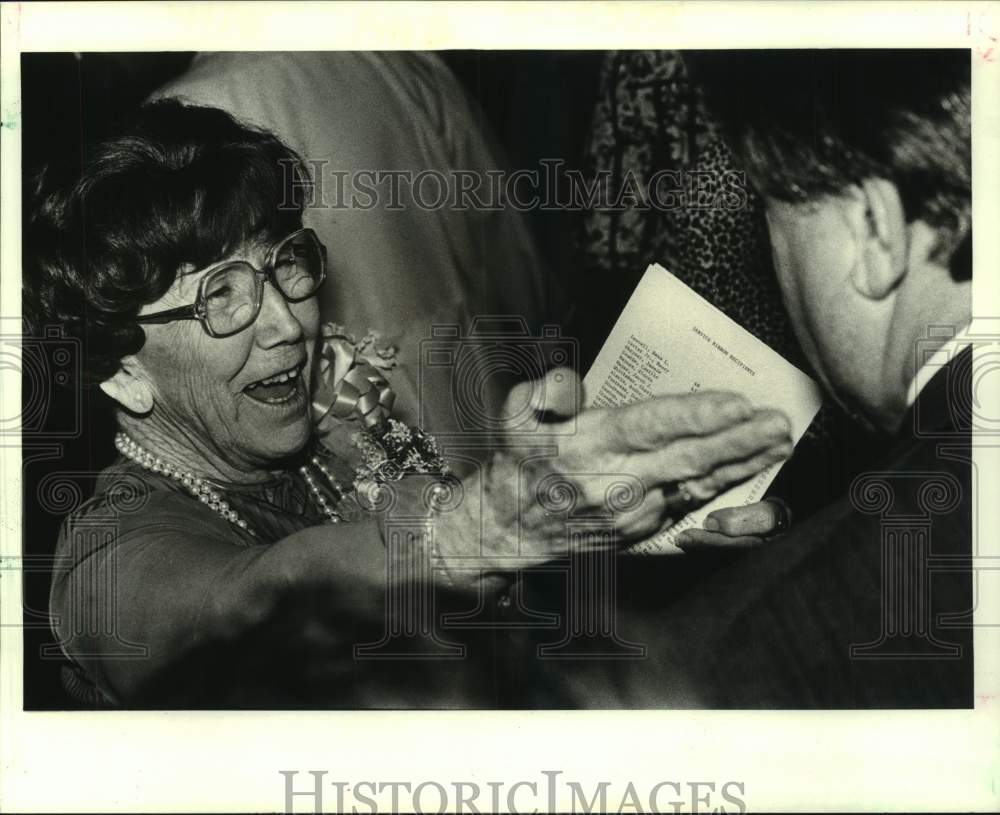 1988 Press Photo Rena L. Leavell receives pin for service at Charity Hospital - Historic Images