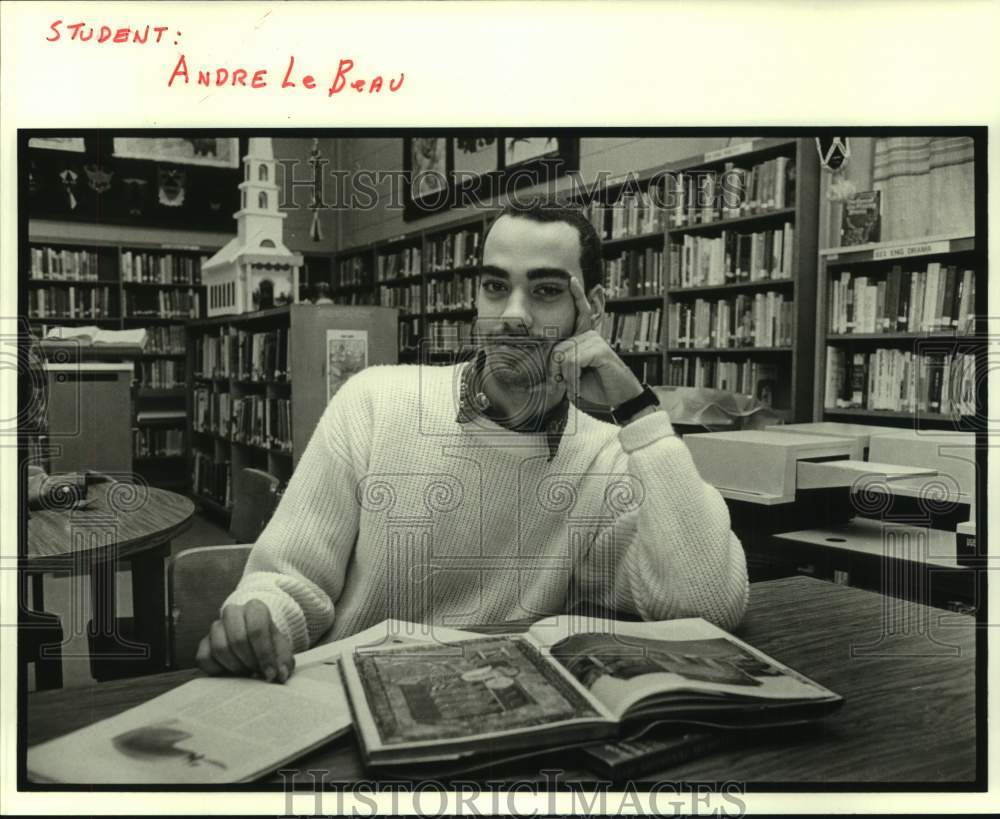 1987 Press Photo Student Andre LeBeau in the University&#39;s Library - Historic Images