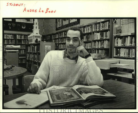 1987 Press Photo Student Andre LeBeau in the University's Library - Historic Images