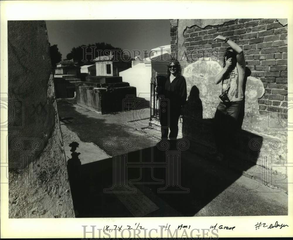 1990 Press Photo Gerry Kovacevich &amp; John T. Oziminski at Marie Leveau&#39;s Tomb - Historic Images