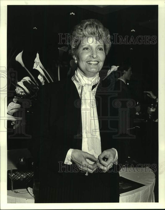 1988 Press Photo Mary Alice Longenecker at Windsor Court Hotel - Historic Images
