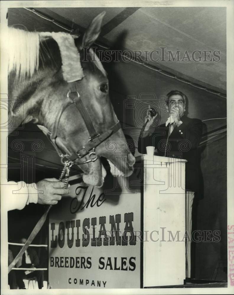 1971 Press Photo Charles Ashy at the Louisiana Breeders Sales Company auction - Historic Images