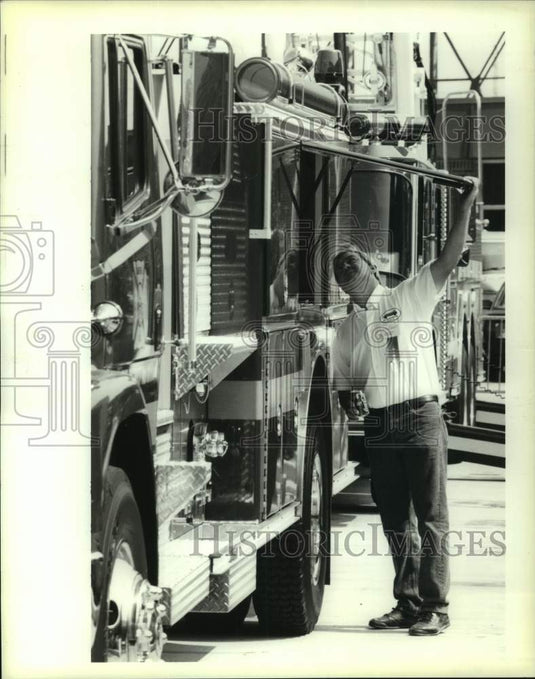 1995 Press Photo Leonard Landry checks fire truck at La. Fire Chief's Assoc. - Historic Images