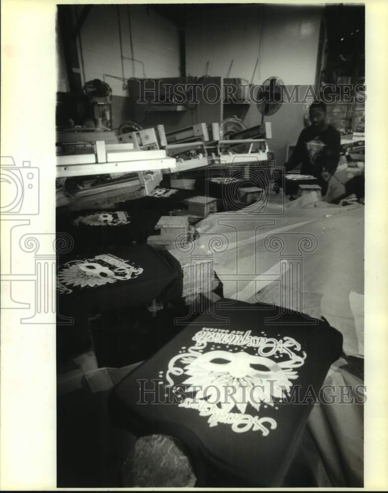 1993 Press Photo Mardi Gras T-shirts being made at  Louisiana Garment Company. - Historic Images