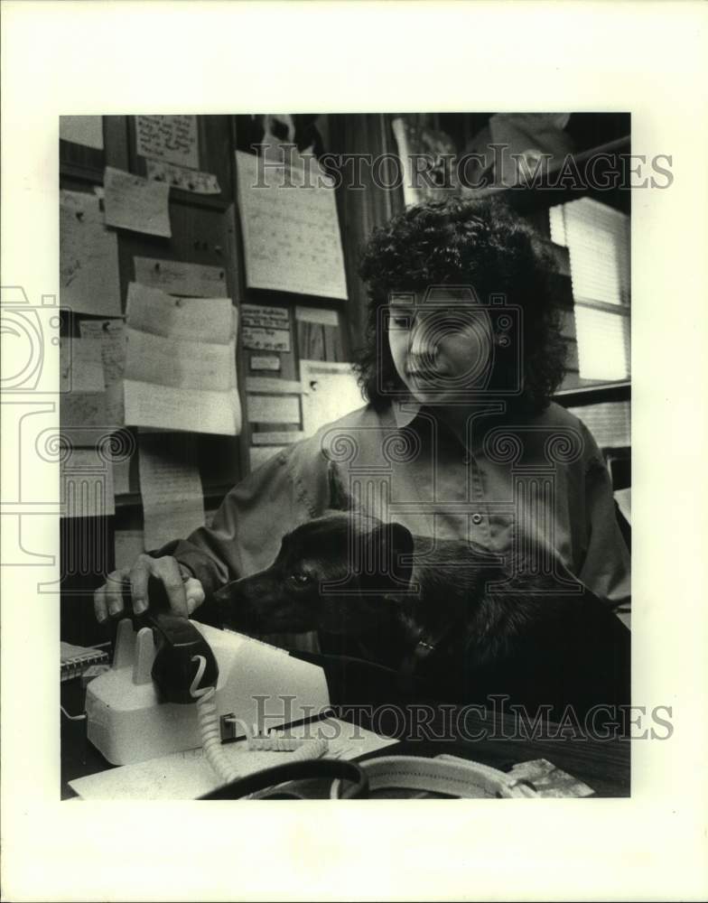 1988 Press Photo Libby Philippe &amp; hearing dog Maggie from Hearing Dog Program. - Historic Images