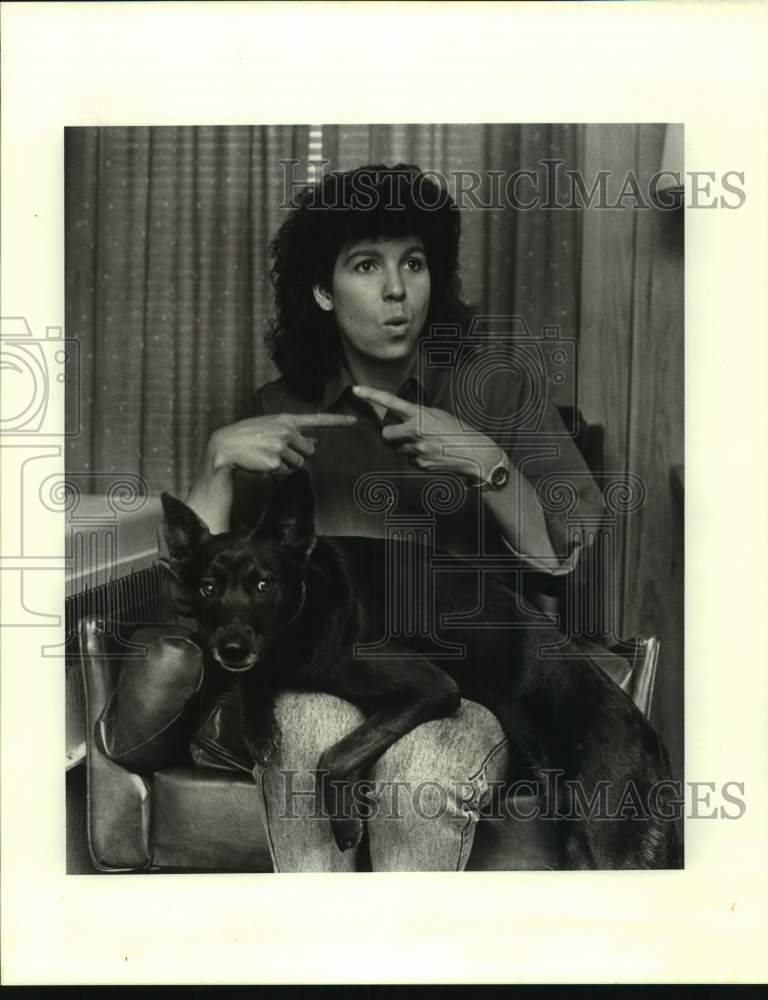 1988 Press Photo Libby is signing to Elizabeth Ehrhardt, training director. - Historic Images