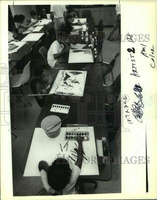 1994 Press Photo Reuben shows his painting technique which forgoes brushes. - Historic Images