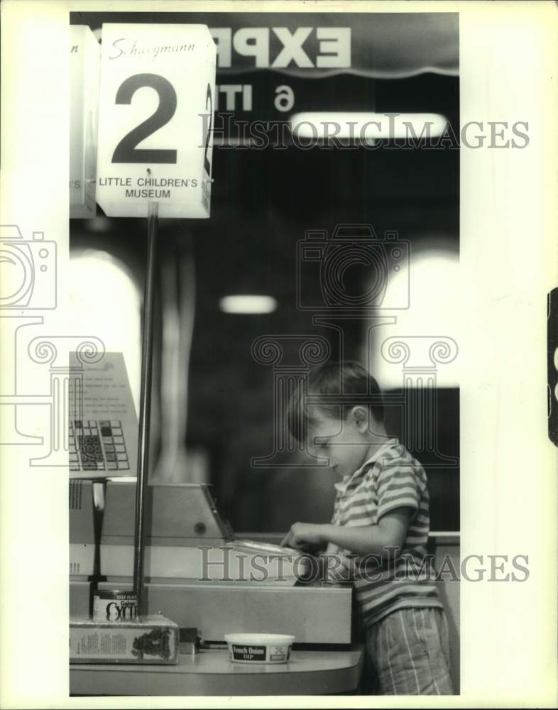 1991 Press Photo Bud Andry uses counter machine at Louisiana Children&#39;s Museum - Historic Images