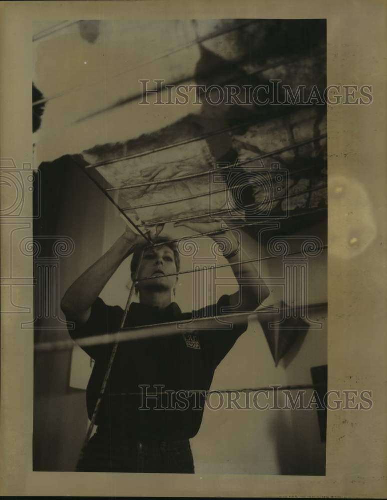 1992 Press Photo Carol Adamson hangs some of the students batik projects - Historic Images