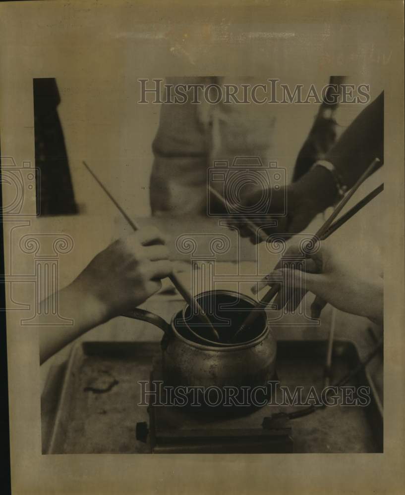 1992 Press Photo Hot wax is applied to the batik serving as a resisting element - Historic Images