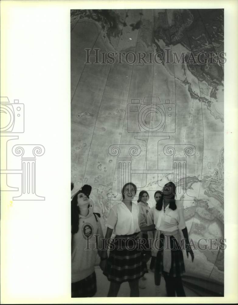 1995 Press Photo Louise S. McGehee students inside Louisiana Children&#39;s Museum - Historic Images