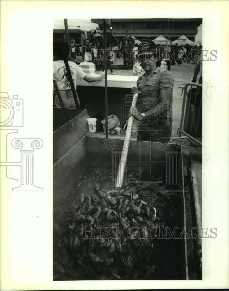 1994 Press Photo Frank Duque boiling crawfish at Louisiana Crawfish Festival - Historic Images