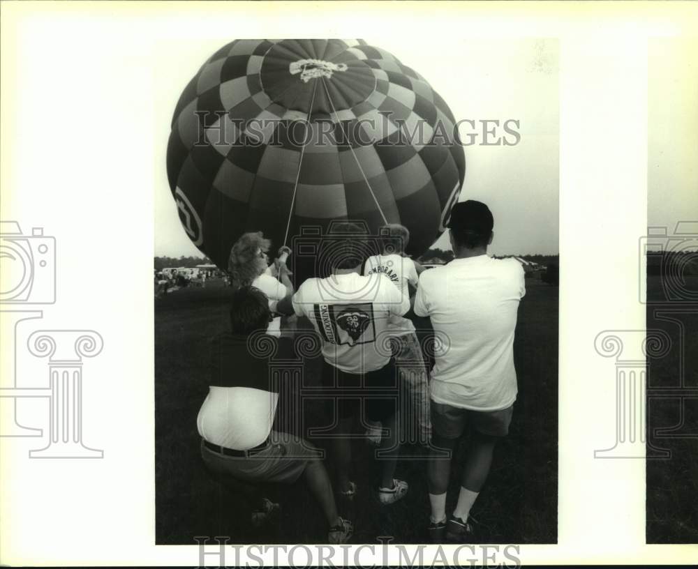 1992 Press Photo Louisiana Balloon Festival and Air Show staff tug a balloon - Historic Images