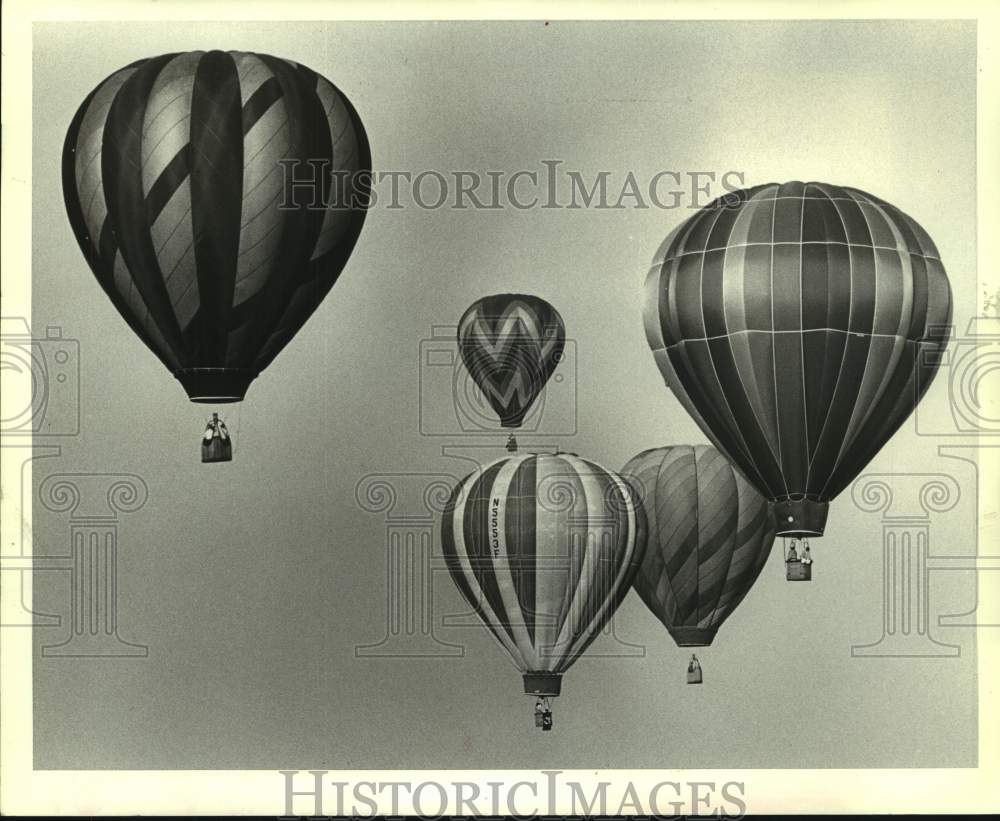 Press Photo Louisiana Balloon Festival and Airshow - Hot air balloons in the sky - Historic Images