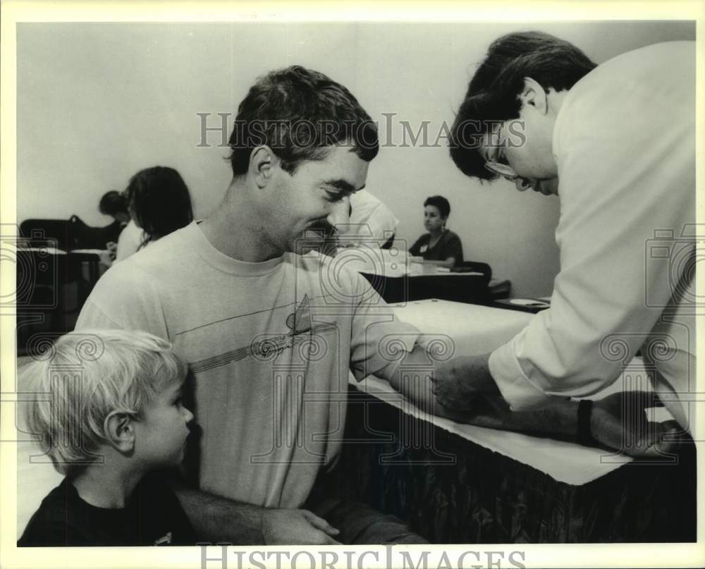 1994 Press Photo Roger Kucken donates blood to Louisiana Bone Marrow Registry - Historic Images