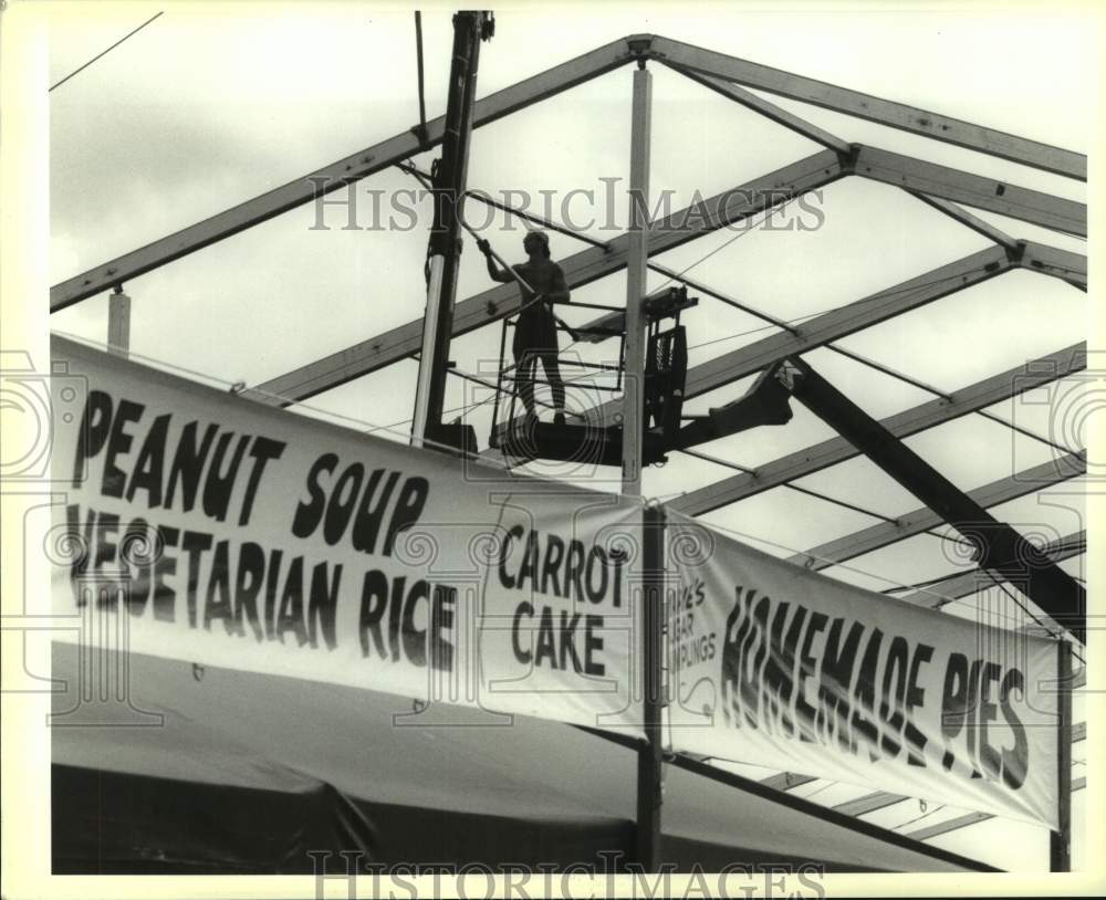 1994 Press Photo A worker putting up Jazz Tent- Louisiana Jazz and Heritage Fest - Historic Images