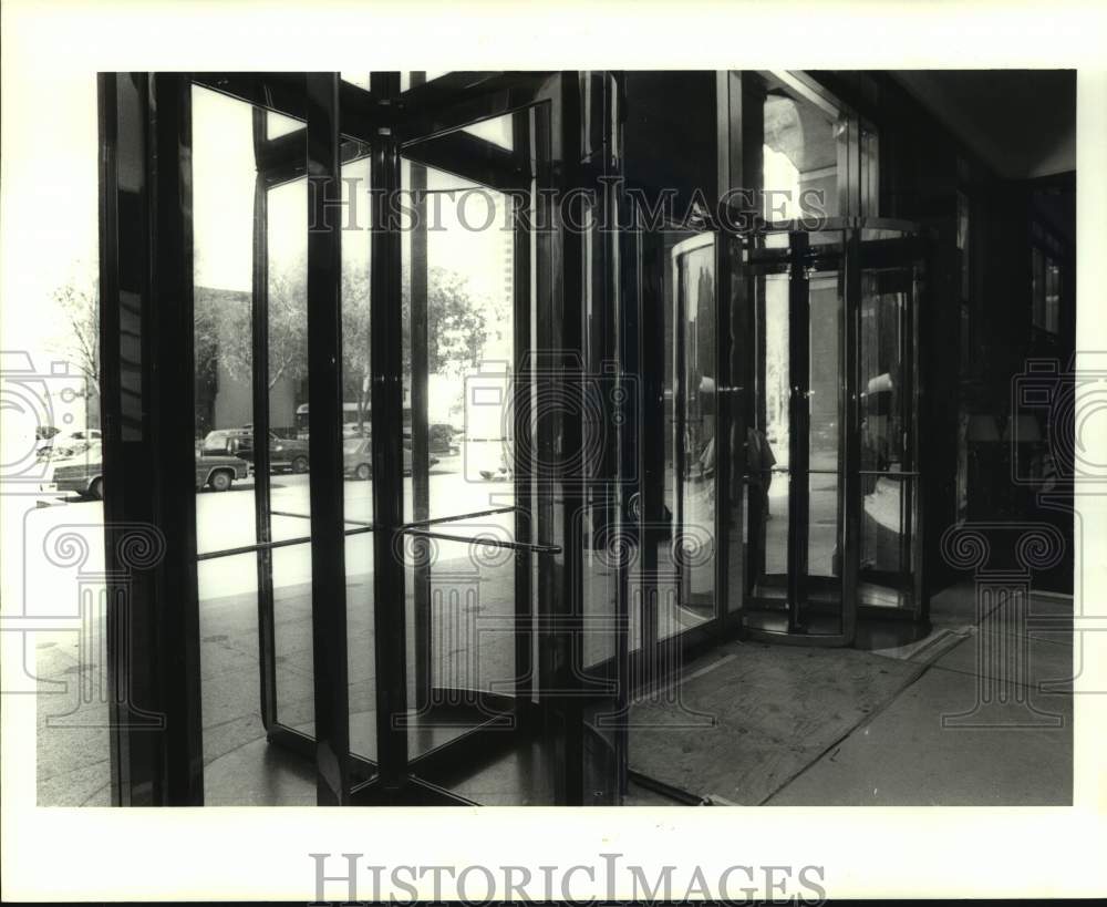 1987 Press Photo Entrance to the Louisiana Land and Exploration Tower-Poydras St - Historic Images