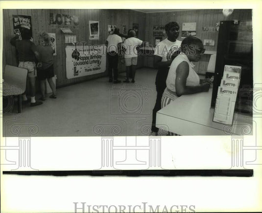 1993 Press Photo Billie Phillips and friends purchase a lotto at Abear's grocery - Historic Images