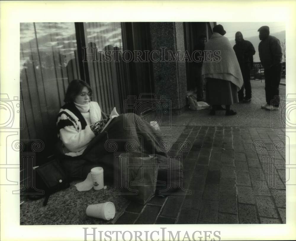 1994 Press Photo Melissa San Roman camp in line- Department of Motor Vehicles - Historic Images