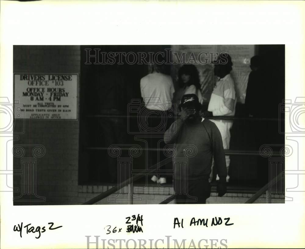 1993 Press Photo Wallace James at Louisiana Motor Vehicle Office on Veterans - Historic Images