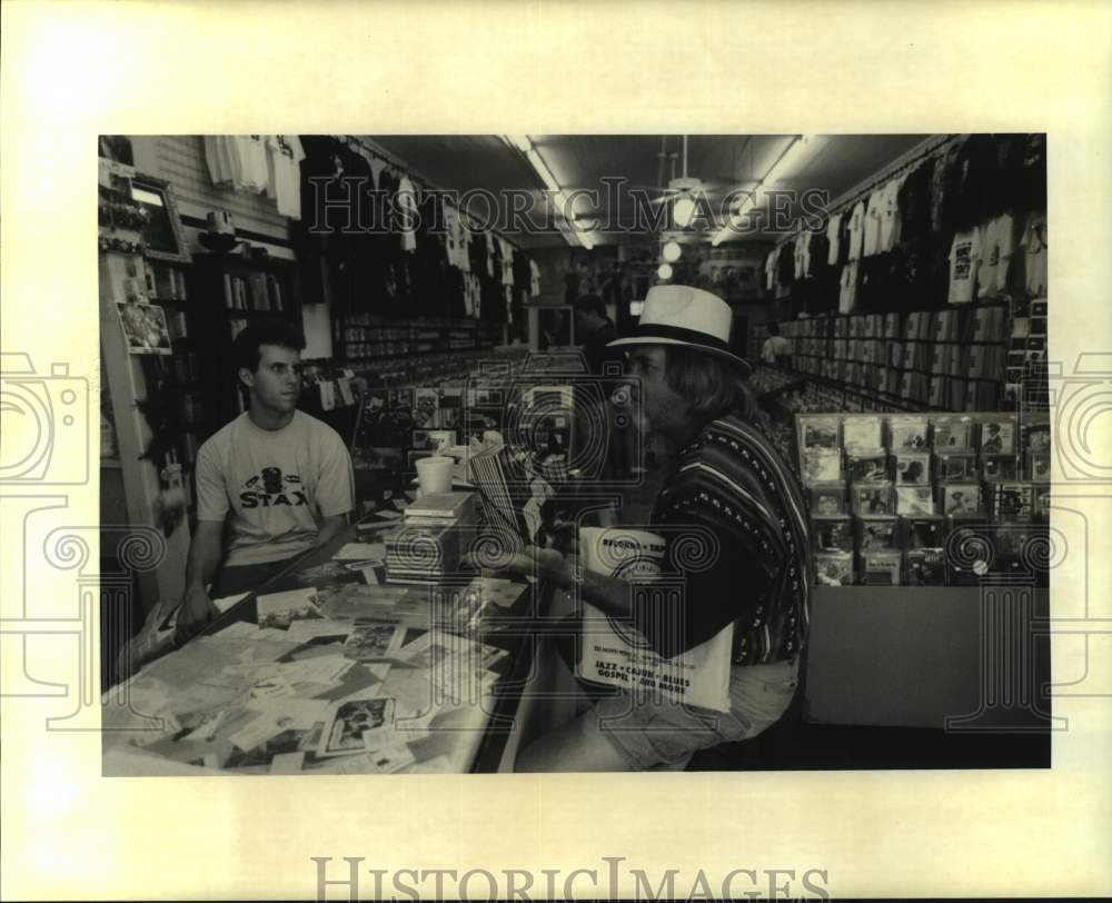 1995 Press Photo Louisiana Music Factory manager, Kevin Carter with Gordon Smith - Historic Images