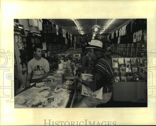 1995 Press Photo Louisiana Music Factory manager, Kevin Carter with Gordon Smith - Historic Images