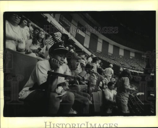 1989 Press Photo A tired boy sits through a tour of Louisiana Superdome - Historic Images
