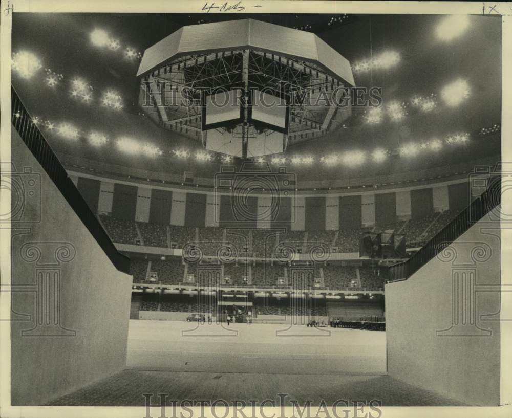 Press Photo This is the view visitors see when they enter the Superdome. - Historic Images