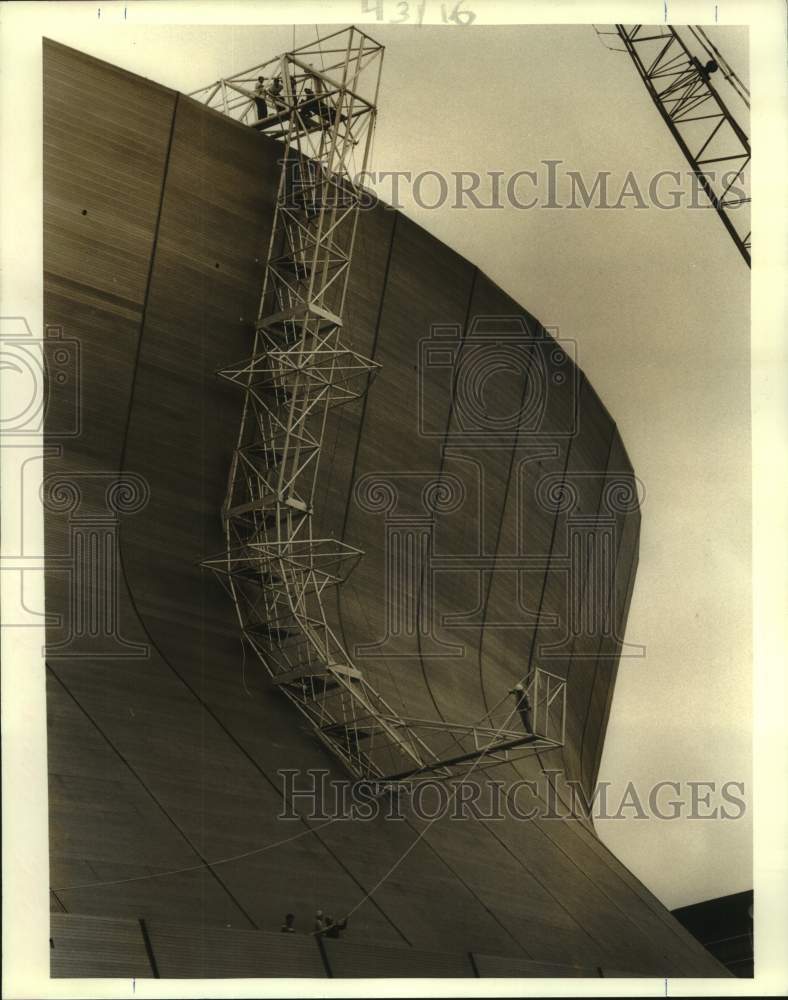 1986 Press Photo Scaffolding on the side of Superdome to repair expansion joints - Historic Images