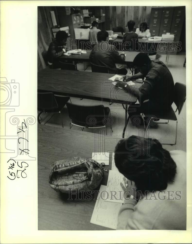 1989 Press Photo Piccadilly job applicants at the Louisiana Job Service Office - Historic Images