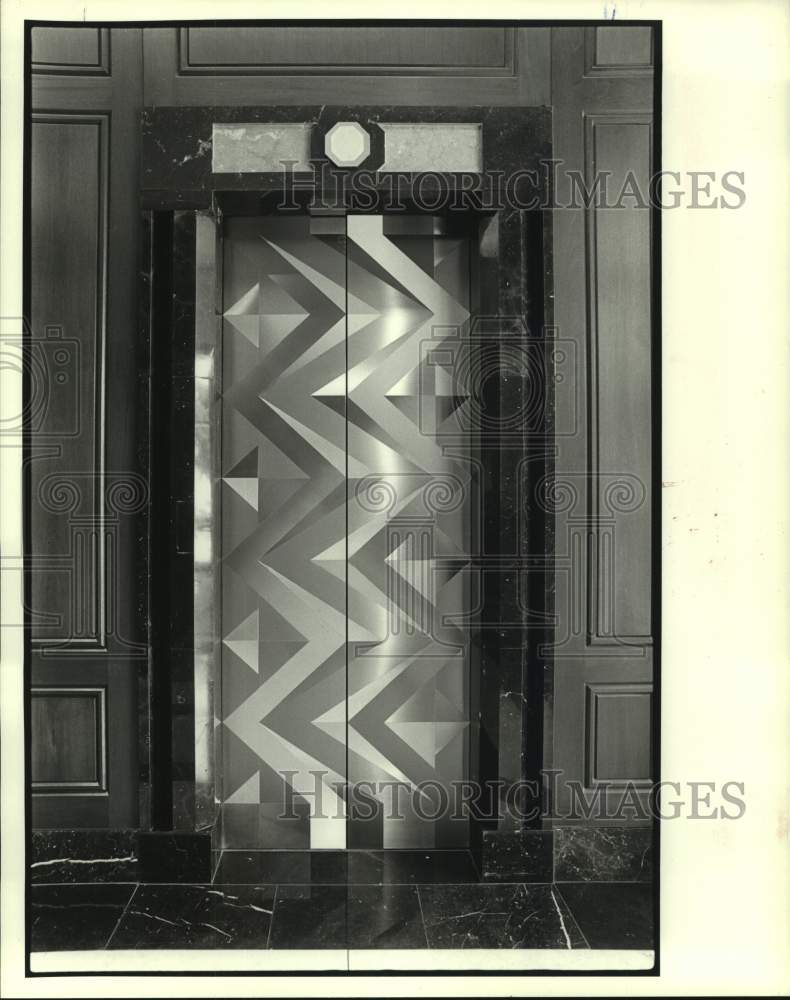 1987 Press Photo Bronze Elevator doors by Ricardo Regazzoni inside LL&E Tower - Historic Images