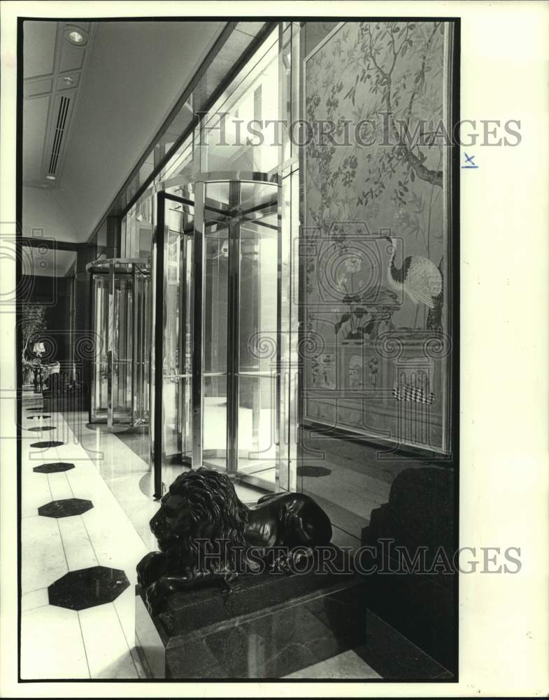 1987 Press Photo Detail of Lobby with revolving doors inside the LL&amp;E Tower - Historic Images