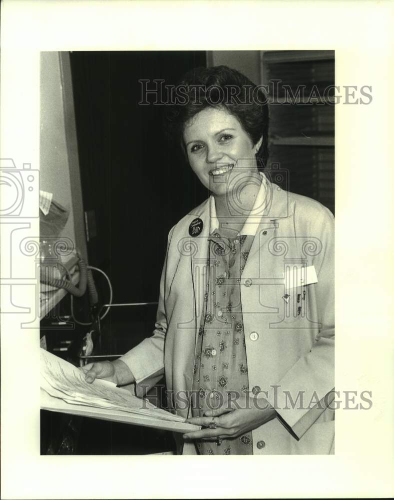 1989 Press Photo Nancy Lestelle, volunteer at Lakeside Hospital in Metairie - Historic Images