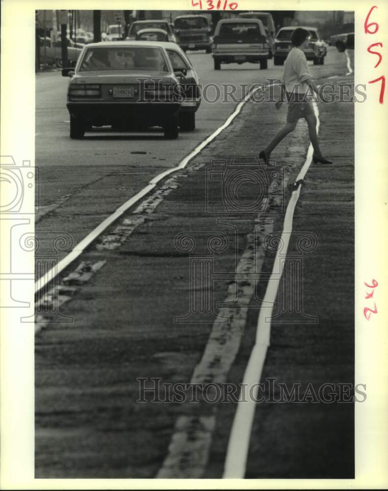 1989 Press Photo A pedestrian crosses 4th St. near Huey P. Long Ave. in Gretna - Historic Images