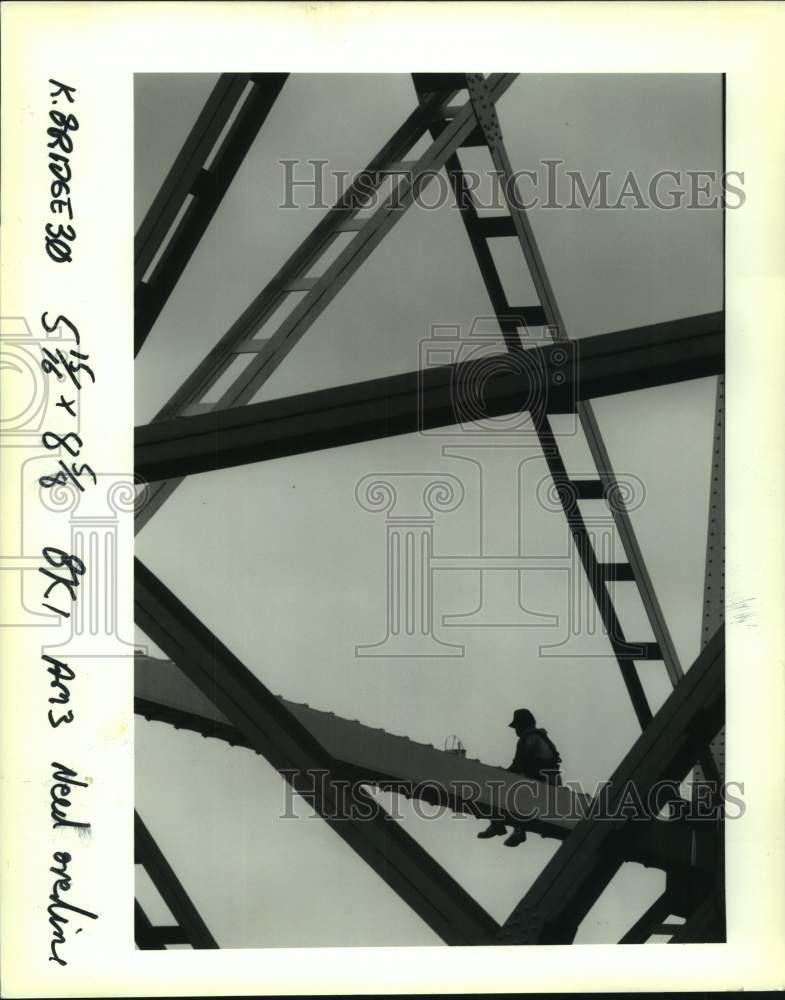 1993 Press Photo Painter sits atop a girder under the Huey Long Bridge - Historic Images